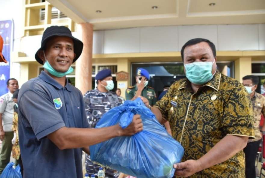 Walikota Sibolga Bagikan 3 Ribu Paket Sembako kepada Masyarakat 