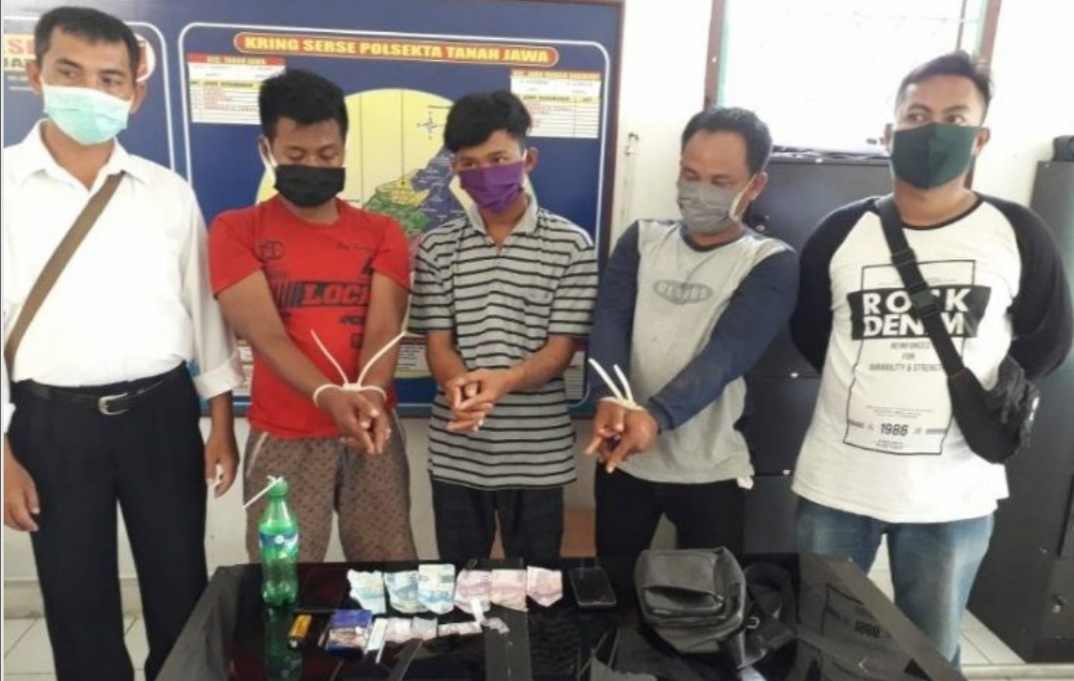 Transaksi Sabu di Teras Rumah, Tiga Pemuda Ini Diringkus Polisi