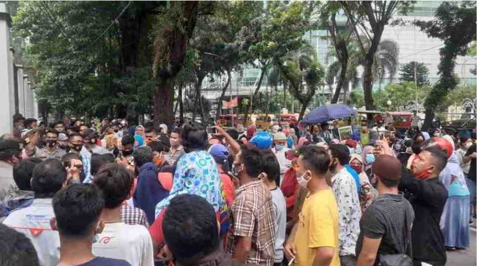 Jalan Rusak, Warga Medan Utara Geruduk Kantor Walikota