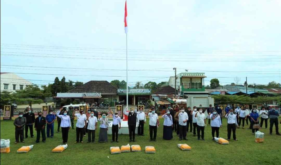  Bupati Dairi Serahkan 14.385 Kg Benih Jagung Kepada 191 Kelompok Tani 