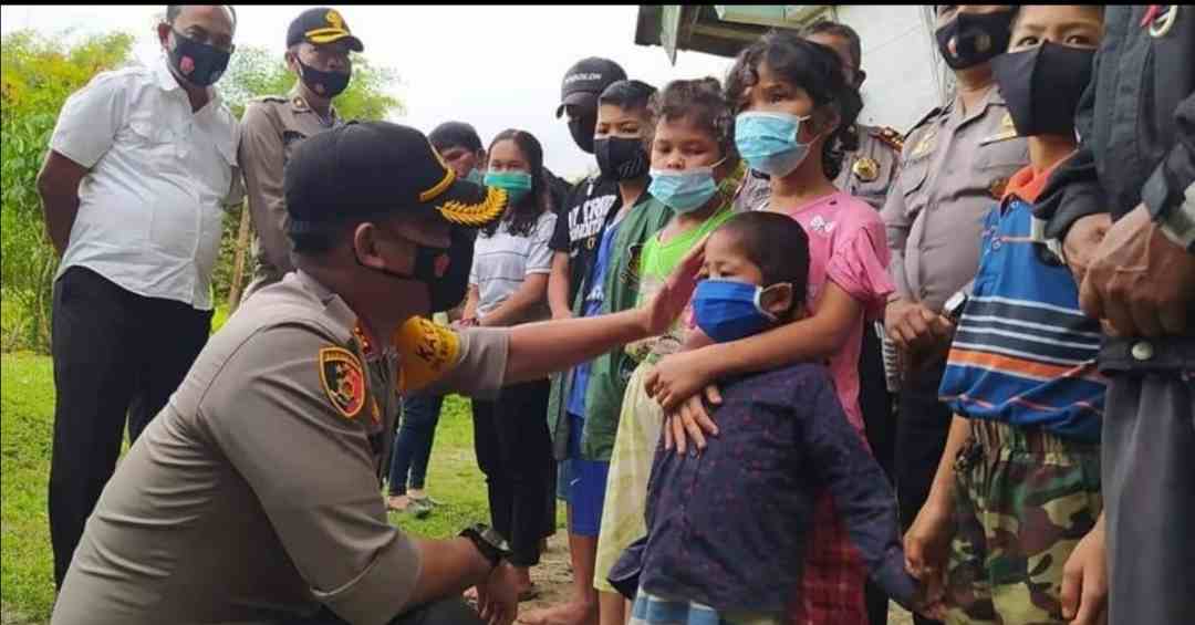 Kapolres Samosir Berbagi Dengan Anak Korban Pembunuhan yang Telah Jadi Yatim Piatu