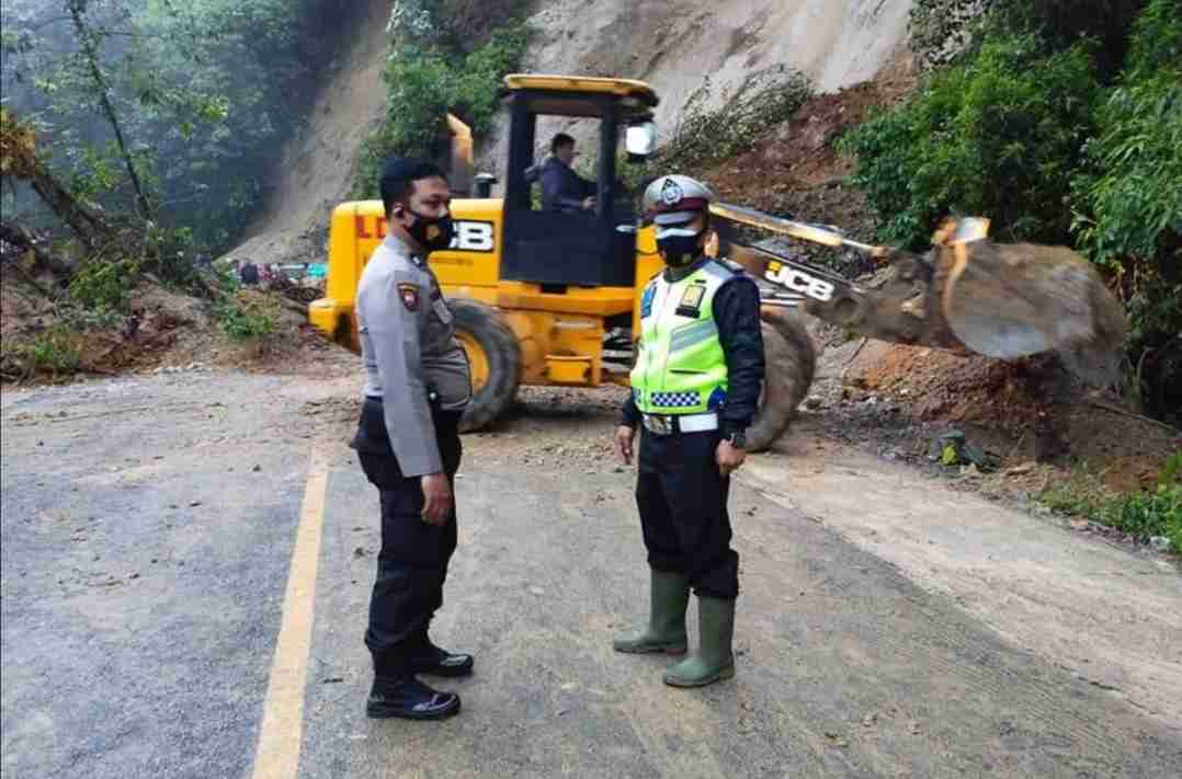 Longsor Sebelum Pos Polisi Simpang Daulu, Pengendara Diimbau Cari Jalan Alternatif
