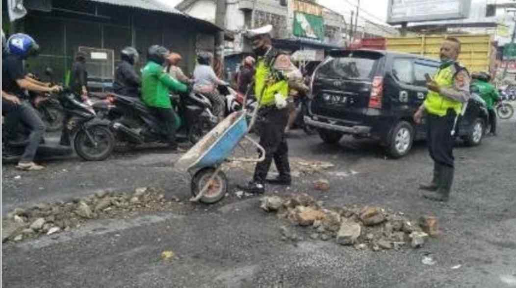 Antisipasi Macet, Polantas Polsek Sunggal Timbun Jalan Berlubang