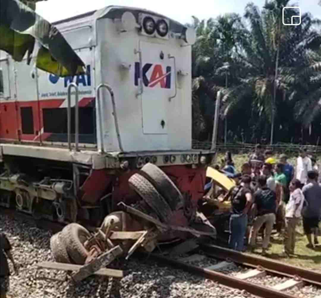 Kereta Api Tabrak Truk Colt Diesel di Simpang Gaya Baru, Sopir Terjepit Diselamatkan Warga