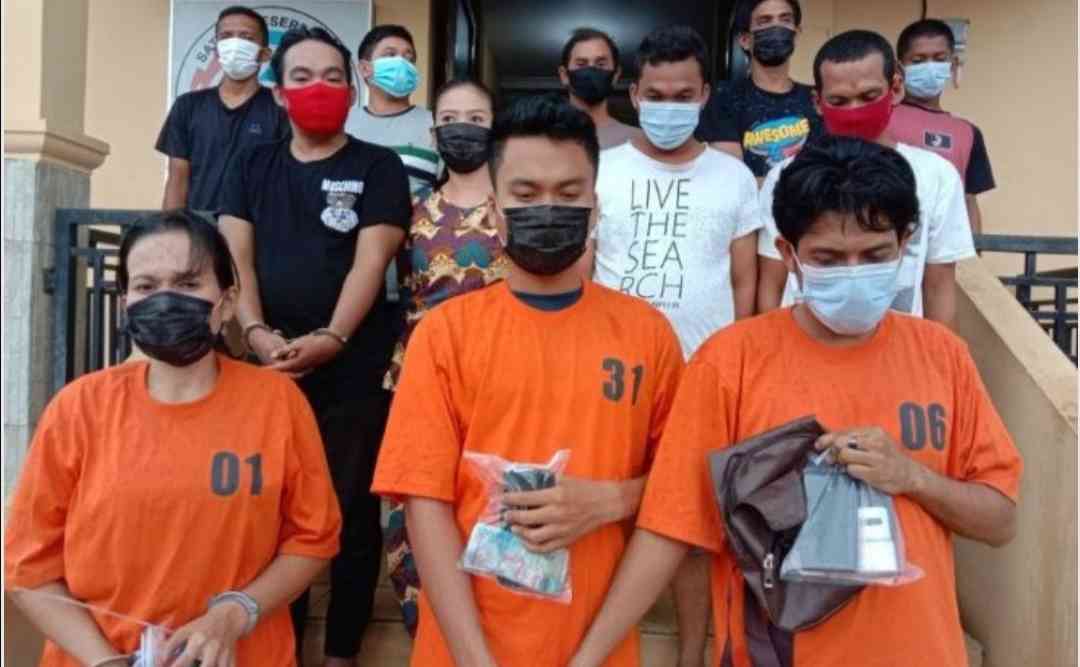 Grebek Kampung Narkoba, Polres Labuhanbatu Amankan 12 Orang, 2 Diantaranya Wanita 