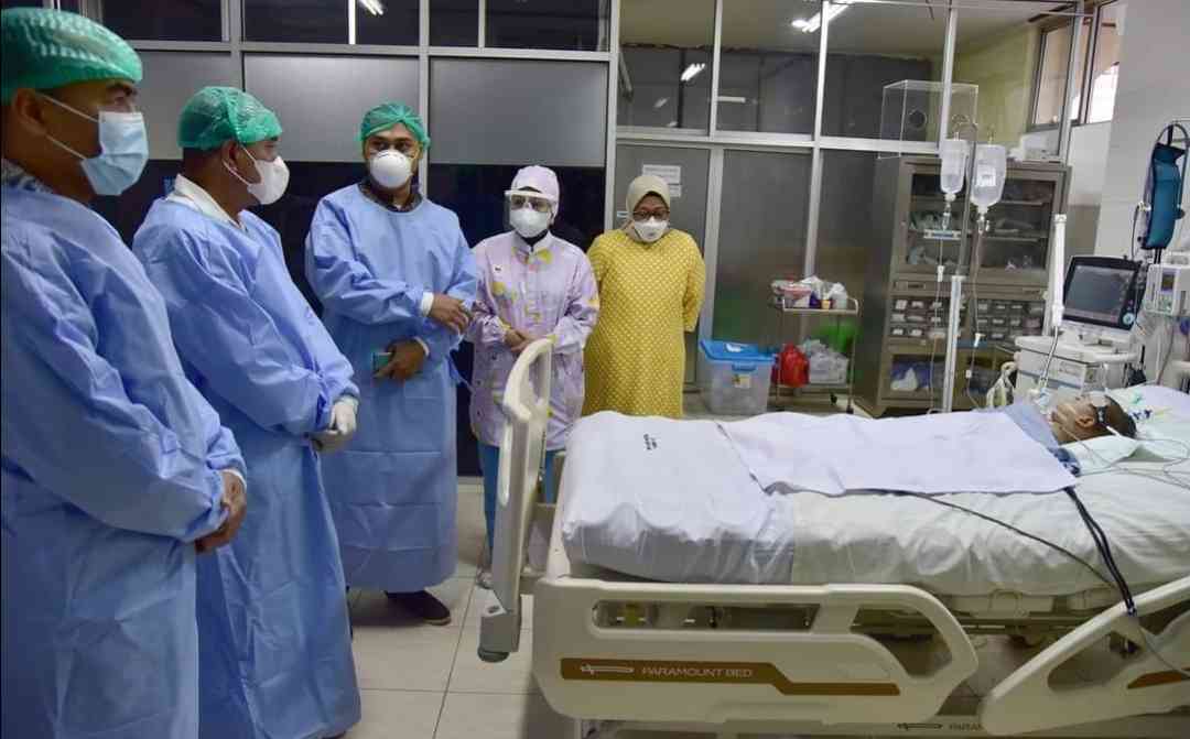 Gubernur Sumut Jenguk Bayi Adam dan Aris Pasca Operasi Pemisahan