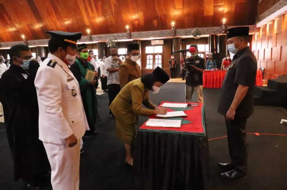 Bupati Tapanuli Utara Lantik Eselon II dan III Serta 25 Pengawas