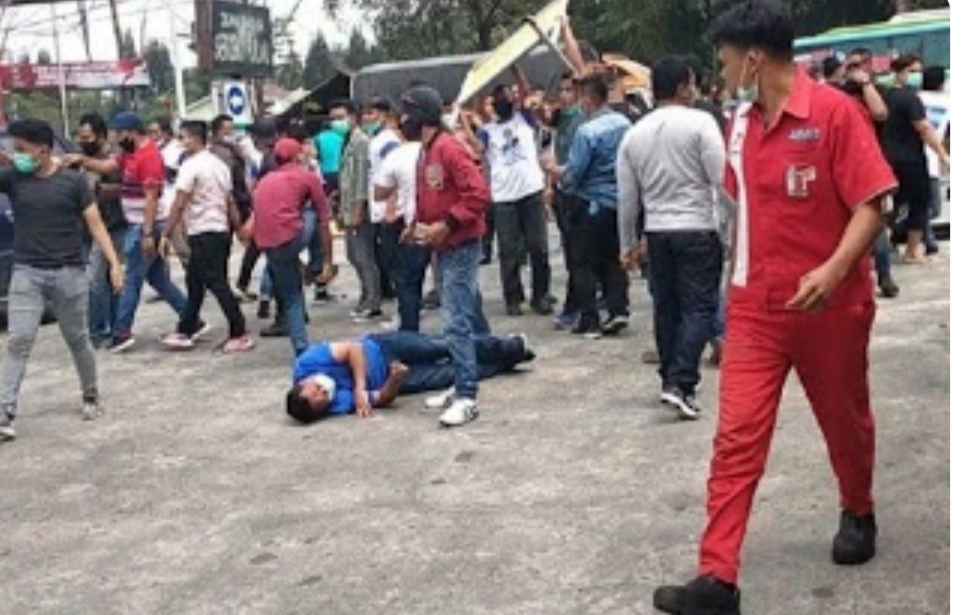 Massa Pendukung AHY dan Pendukung KLB Demokrat Bentrok
