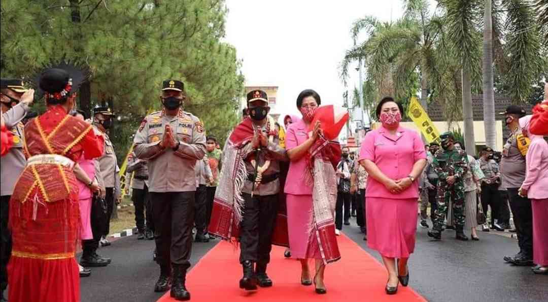Tiba di Mapolda Sumut, Irjen Pol Panca Putra Disambut Tarian Tor-tor