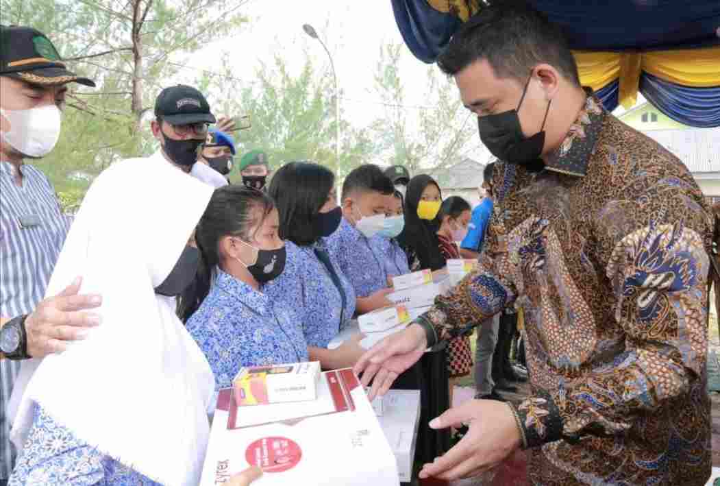 Walikota Medan Serahkan 10 Laptop dan Perangkat Wifi kepada Pelajar SMPN 26