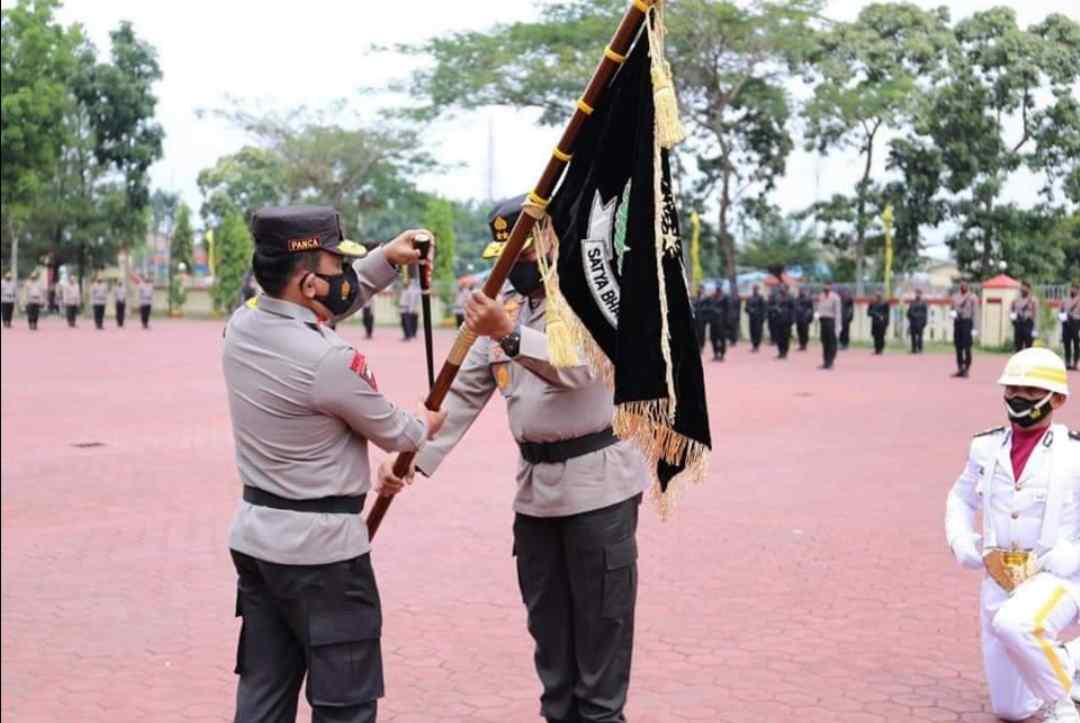 Irjen Pol Martuani Sormin Serahkan Bendera Pataka Polda Sumut kepada Irjen Pol Panca Putra 