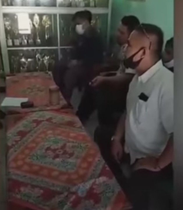 Viral... Posting Jalan Rusak Seorang Guru SMP Dimarahi Aparatur Desa
