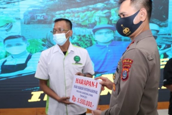 Jelang Hari Buruh, Polda Sumut Bagikan 4000 Paket Sembako ke 49 Elemen Buruh