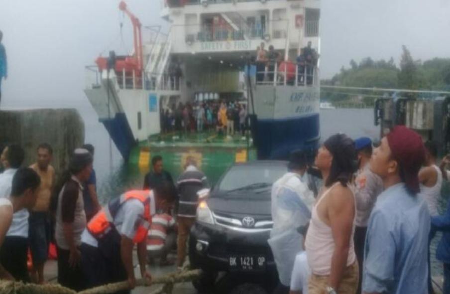 Satu Unit Mobil Avanza Jatuh dari Kapal Penyeberangan Roro Samosir