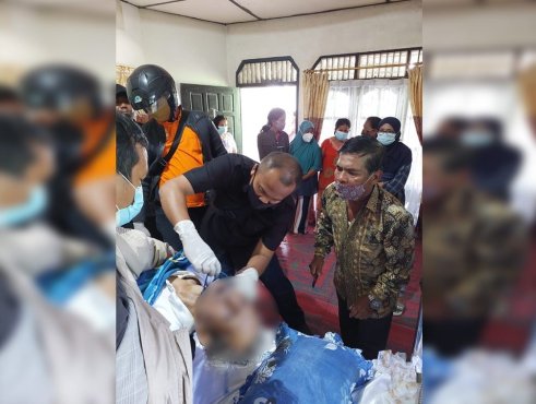 Kapolsek Bangun Pimpin Evakuasi Jasad Pria Bunuh Diri di Karang Sari
