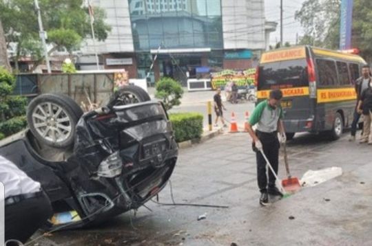 Mobil Kecelakaan di Medan, Pengemudi Tertancap Psgar Besi