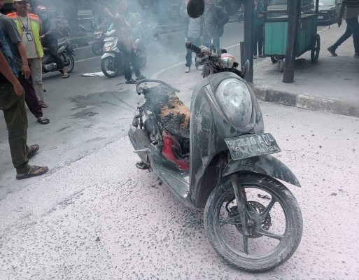 Diduga Korsleting, Scoopy Siswa SMK Hangus Terbakar di Jalan Katamso