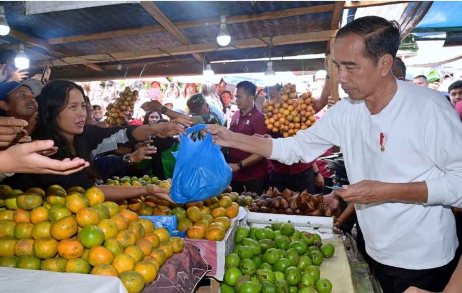 Presiden Jokowi Belanja Buah di Pasar Buah Berastagi Disambut Histeris Pedagang