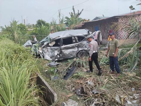 Innova Ringsek Dihantam KA Sribilah di Sergai, Seorang PNS Dilarikan ke RS