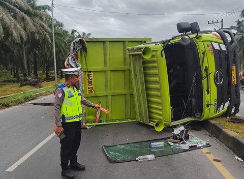 Niat Hindari Genangan Air, Truk Tronton Terguling dan Lompat Jalur di Jalinsum Sergai