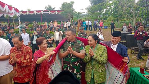 KSAD Kunjungi Toba, Bupati Apresiasi Program Bakti Karya TNI AD