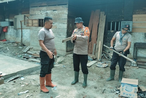 Brimob Polda Sumut Bangun MCK untuk Warga Terdampak Banjir di Tolang Julu