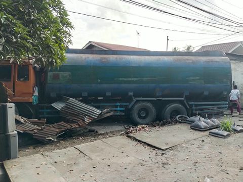 Diduga Mengantuk, Truk Tangki Hantam Rumah Warga di Perbaungan