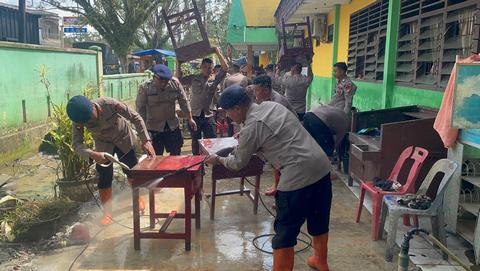 Brimob Polda Sumut Turun Tangan Bersihkan SMP Negeri 1 Tanjung Pura Pasca Banjir