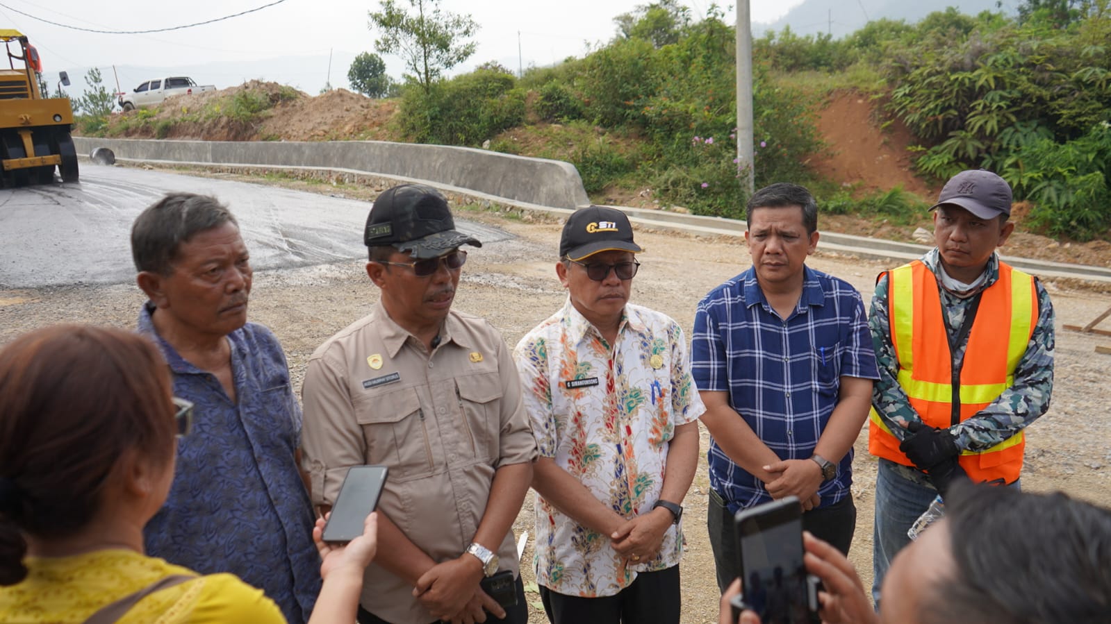 Wabup Toba Tinjau Proyek Jalan Sibodiala, Dukung Wisata Danau Toba
