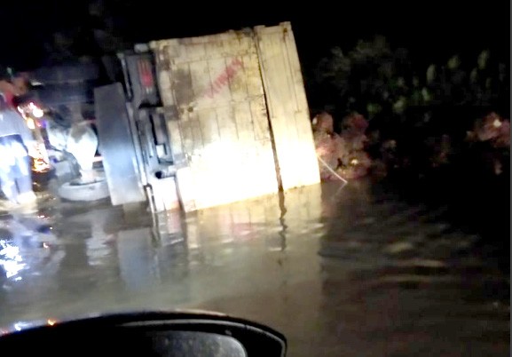 Truk Fuso Diduga Rem Blong, Supir dan Kernet Terjepit di Tapteng