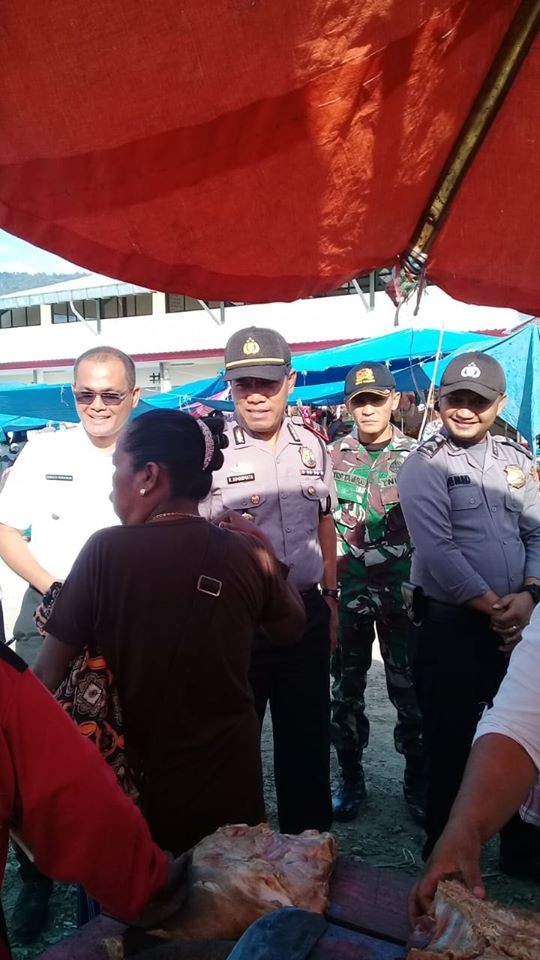 Penanggulangan Penyakit Ternak Babi, Tim URC Pangururan Lakukan Pengawasan di Onan Pangururan