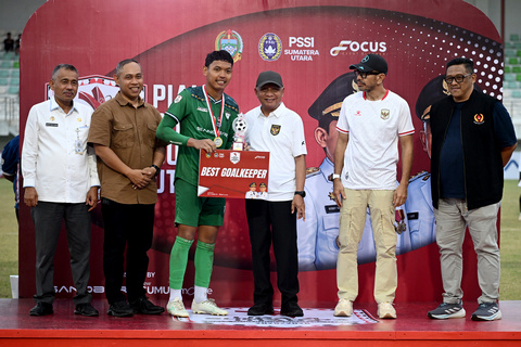 Payabakung United Juara Liga 4 Sumut, Wagub Surya Serahkan Trofi Piala Gubernur