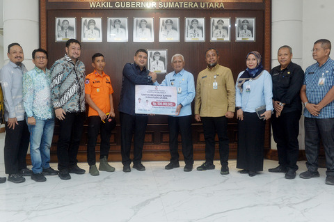 Wagub Sumut Terima Bantuan Bencana dari Pemko Makassar