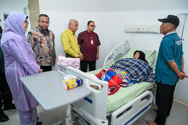Pastikan Pelayanan Kesehatan Meningkat, Wagub Sumut Sambangi Pasien Kanker di RS Haji Medan