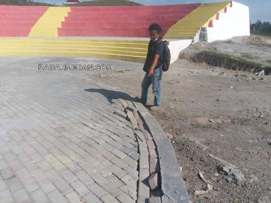 Pembangunan Panggung Kesenian Dikawasan Objek Wisata Sampuran Diduga Dikerjakan Asal Jadi