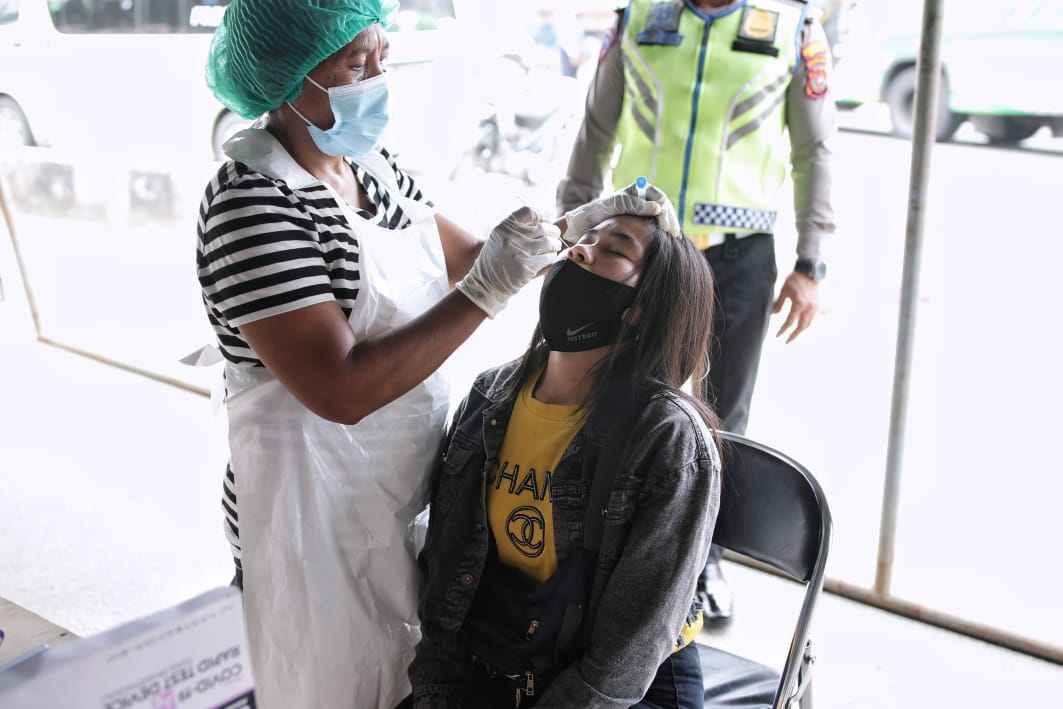 Petugas Penyekatan Putar Balik Pengendara yang Tolak Swab Antigen