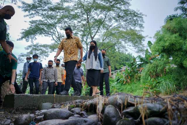 Peringati Hari Lingkungan Hidup, Bobby Ajak Kahiyang Terobos Hujan Kunjungi Hutan Kota