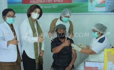 Ketua Tim Penggerak PKK Dairi Tinjau Pelaksanaan Vaksinasi Lansia Di Desa Sitinjo II