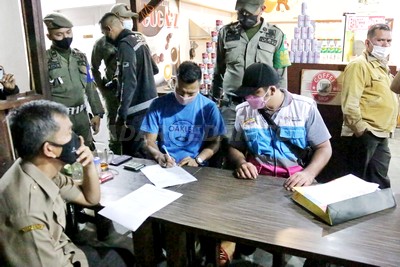 Petugas Bubarkan Pengunjung Sejumlah Restoran & Cafe di Medan Timur