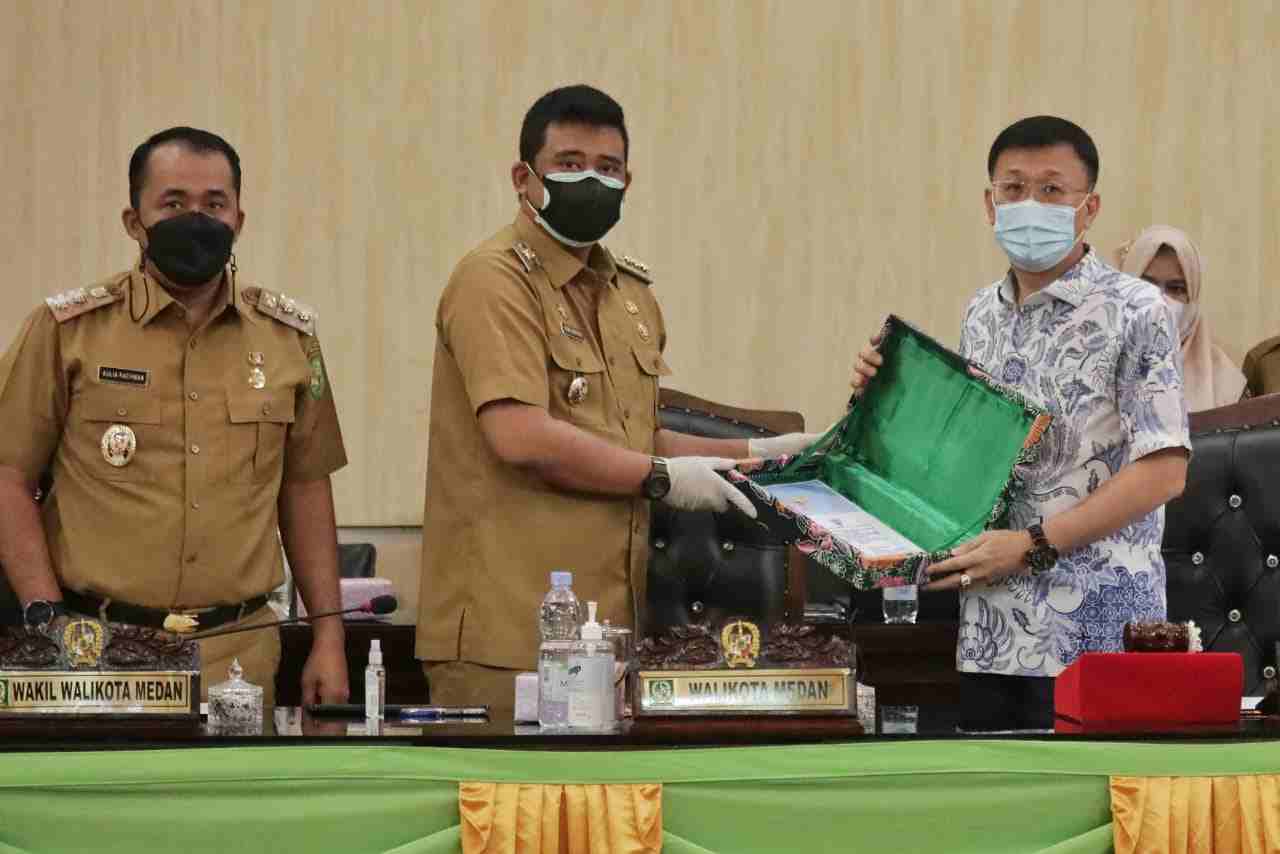 Wali Kota Medan Sampaikan Nota Pengantar Ranperda Penetapan Zonasi Aktifitas PKL