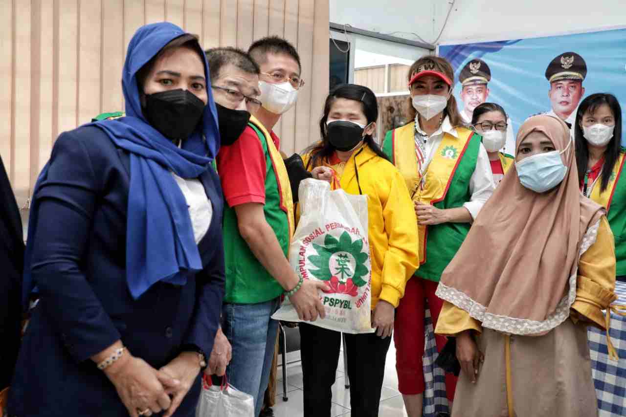 Sambut HUT RI ke-76, Dinas P3APM Kota Medan Salurkan Bantuan Paket Sembako 