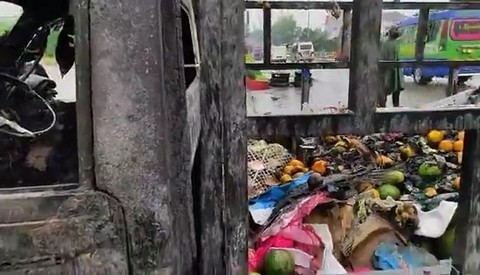 Mobil Pick Up Terbalik hingga Terbakar di Amplas, Diduga Supir Ugal-ugalan