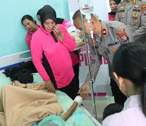 Moment Wakapolres Dairi Kunjungi 2 Bocah Korban Kekerasan di RSUD Sidikalang