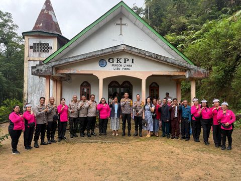 Rayakan Natal di Tengah Bencana, Polri Hadir Menguatkan Warga Adiankoting