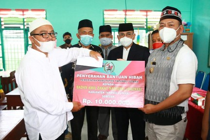Bupati Taput Serahkan Bantuan Peduli Guru Madrasah Baznas