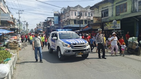 Kebaktian Jumat Agung di Karo Aman, Polres Karo Kawal Prosesi Jalan Salib Sejak Pagi