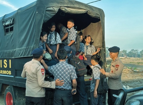 Peduli Masa Depan, Brimob Polda Sumut Antar Anak Sekolah Terdampak Banjir Bandang di Batang Toru