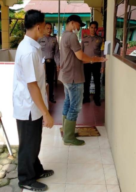 Cegah Penyebaran Covid-19 Pengunjung Polsek Prapat Janji Wajib Cuci Tangan