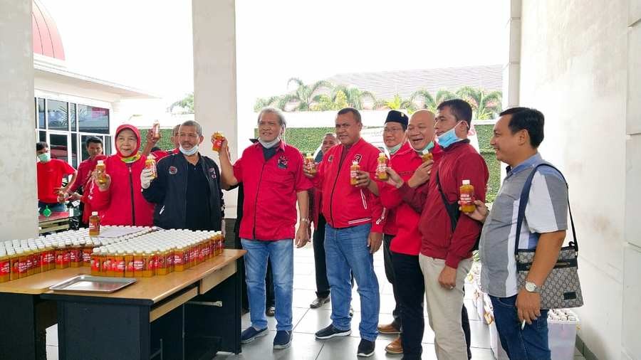 PDI Perjuangan Sumut Bagikan Ribuan Botol Jamu Sehat 