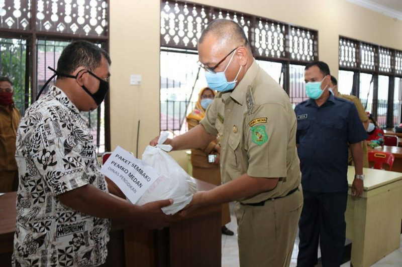 Pemko Medan Bagikan Paket Sembako Kepada Guru Honor dan Paud 